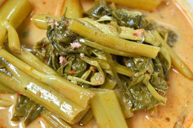 Hindistan cevizi sütlü köri soslu domuz etli baharatlı sabah zaferi ya da Kaeng Po Thai yemeği.