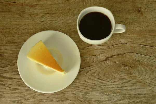 Taglio Cheesecake Forma Triangolo Piatto Mangiare Con Tazza Caffè Nero — Foto Stock