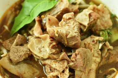 Haşlanmış domuz ciğeri ve sabah zaferi kâsede kahverengi bitki çorbası.