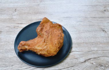 Kıtır kıtır kızarmış tavuk ve bacak tabakta.