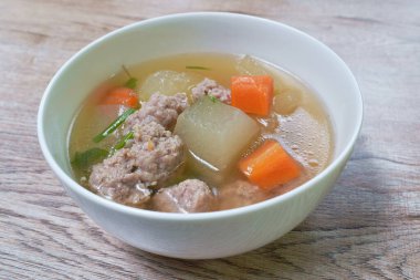 Kaynamış karpuz ve kase üzerinde domuz eti çorbası. 