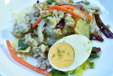 Haşlanmış yumurta, yarım ekşi sos ve baharatlı kıymalı domuz salatası.