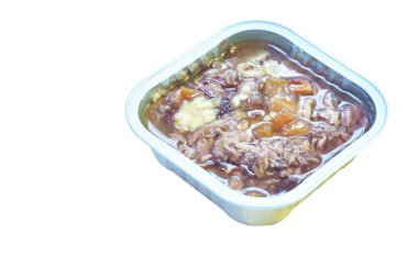 Kedi ve köpek menüsü. Beyaz arka planda alüminyum tepside evcil hayvan yiyeceği.