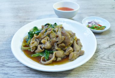 Çin sebze çorbası, baharat sosu, taze biber ve sarımsak.