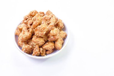 Çıtır çıtır fıstık şurubu ve beyaz arka planda susam sosu.