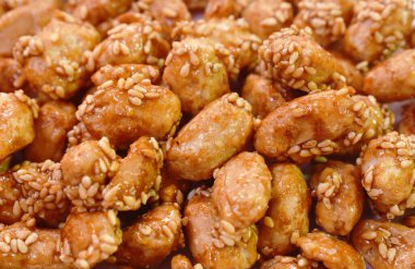 Çıtır çıtır fıstık şurubu ve sehpada susam sosu.