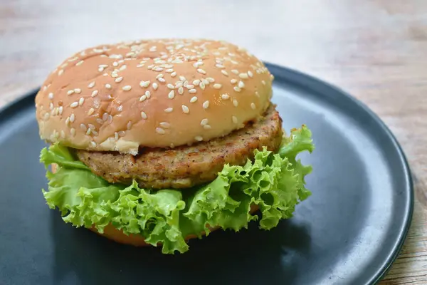 Hamburguesa Queso Cerdo Parrilla Picante Con Salsa Barbacoa Lechuga Plato —  Fotos de Stock