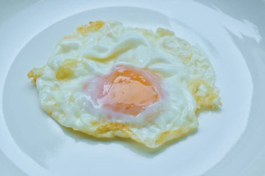 Tabakta kremalı yumurta sarısı var.