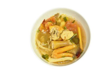 Baharatlı tavuk eti ve ayakları ve kasede Tom yum çorbası.