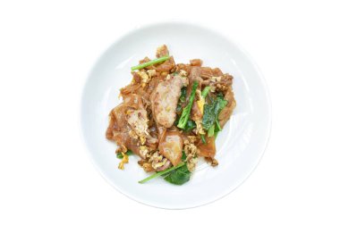 Kızarmış pirinç eriştesi, dilimlenmiş domuz eti ve Çin lahanası. Tabakta tatlı soya sosu.