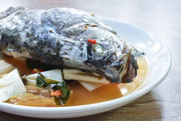 Cabeça Peixe Baixo Picante Tiro Coco Fatia Sopa Tom Yum — Fotografia de Stock