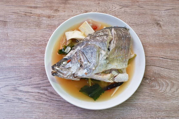 Piccante Testa Pesce Basso Sparare Fetta Cocco Zuppa Tom Yum — Foto Stock