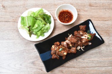 Kızarmış mayalanan domuz kemiği ve tabak üzerinde çıtır sarımsak taze sebze soslu çift.