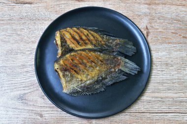 Kızarmış yılan derisi kedi balığı ya da gourami.