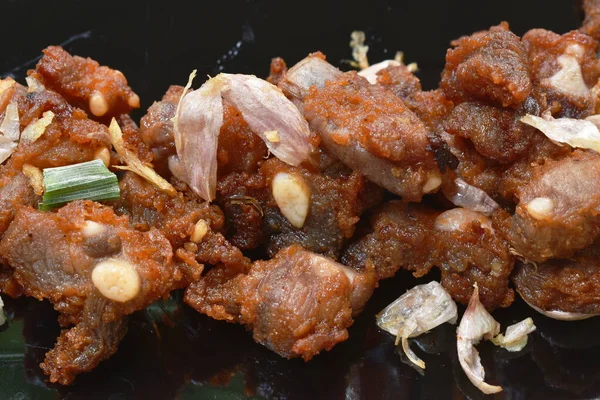 Goreng Fermenting Tulang Babi Dengan Bawang Putih Renyah Piring — Stok Foto