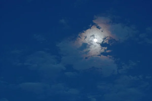 Hold Terjed Felhő Kék Szürkület Este — Stock Fotó