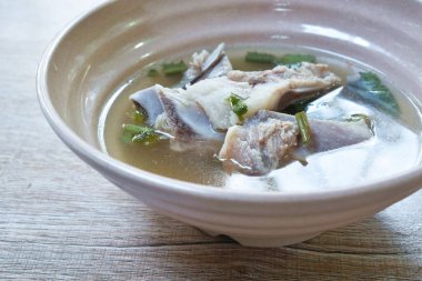 Kaynamış domuz kemiği ve temiz çorba.