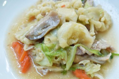 Kızarmış sebze, mısır, lahana, havuç, saman mantarı ve domuz eti.