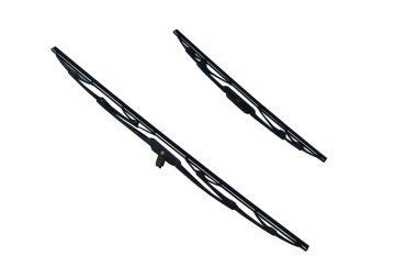 Beyaz arka planda yağmurda ön camı temizlemek için uzun ve kısa araba sileceği