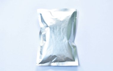 Atıştırmalık paketi alüminyum folyo beyaz arkaplan üzerinde maket