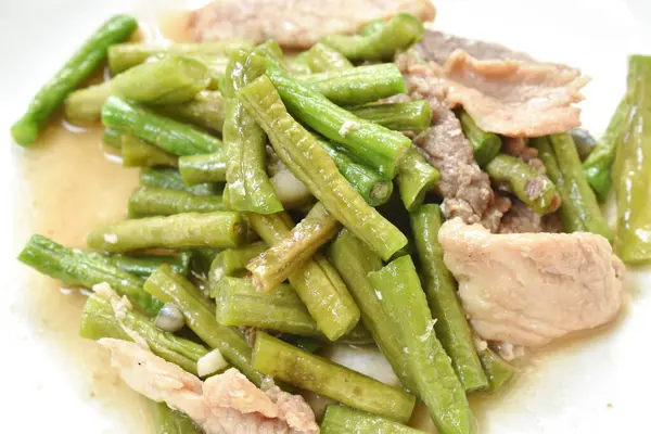 Soya soslu uzun fasulyeli kızarmış fasulye.