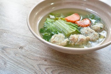 Haşlanmış lahana ve havuç ile domuz pirzolası doldurulmuş cam erişte çorbası.