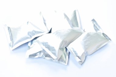 Atıştırmalık paketi alüminyum folyo beyaz arkaplan üzerinde maket