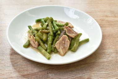 Soya soslu uzun fasulyeli kızarmış fasulye.