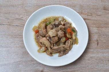 Kızarmış tavuk ve dilimlenmiş tatlı çan acılı karabiber sosu.