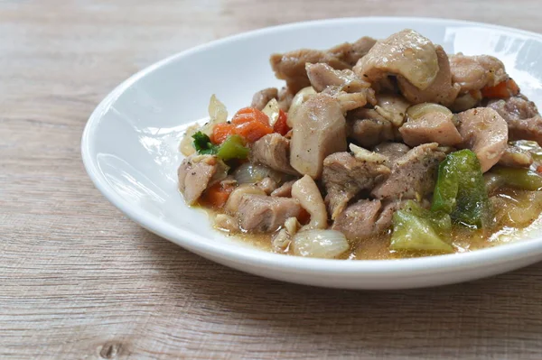 Kızarmış tavuk ve dilimlenmiş tatlı çan acılı karabiber sosu.