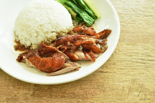 Daging Bebek Panggang Topping Nasi Saus Manis Dan Kubis Rebus — Stok Foto