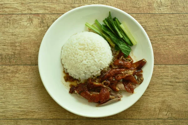 Roasted duck meat topping rice dressing sweet sauce and boiled cabbage on plate — Stock Image Roasted Duck Meat Topping Rice Dressing Sweet Sauce Boiled Cabbage Stock Picture