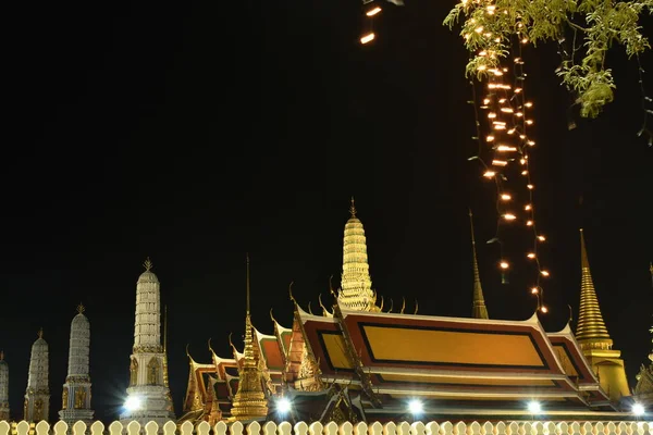 エメラルド仏の寺院 または夜にタイのプラ カウの旅行場所とランドマーク — ストック写真