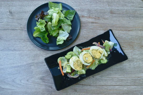 Ovo Fervido Metade Estanho Corte Azedo Salada Picante Chapa Com — Fotografia de Stock