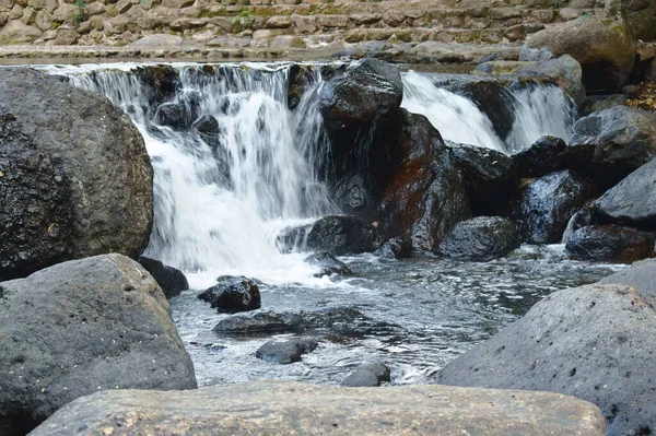 Agua Que Cae Roca Del Paso Del Río Piedra Localización —  Fotos de Stock