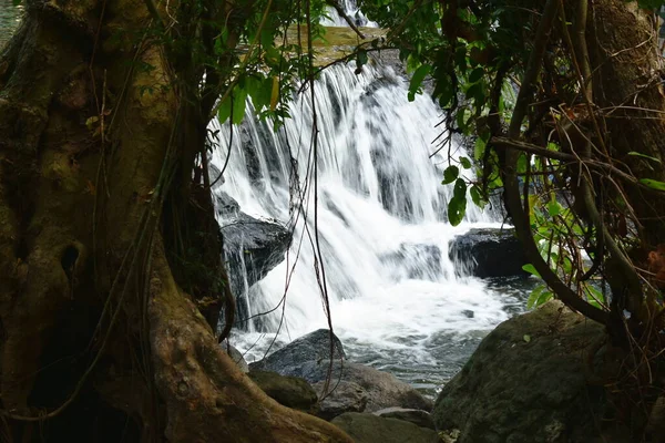 川に落ちる水はタイのナン栄滝旅行の場所で岩や石を渡す — ストック写真