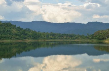  Dağ arkaplanlı su deposu gölü manzarası