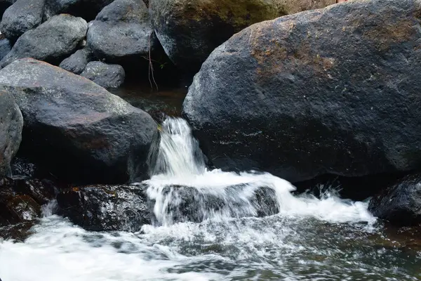 タイの滝で川に落ちる水は岩や石を通り過ぎる — ストック写真