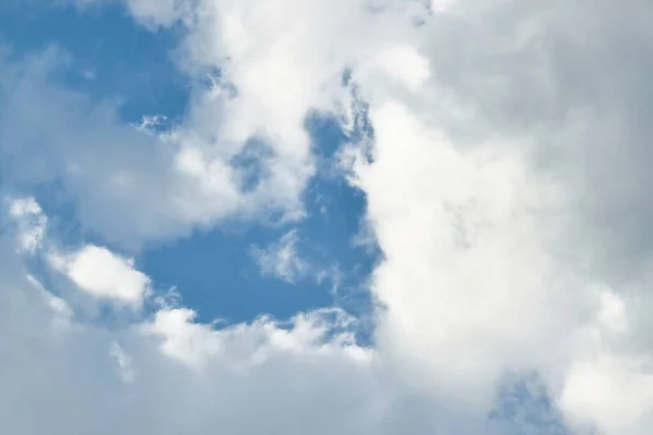 Wolken Breiten Sich Strahlenden Himmel Bei Sonnigem Tag Aus — Stockfoto