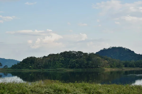 Krajina Vodní Nádrže Jezero Horským Pozadím — Stock fotografie