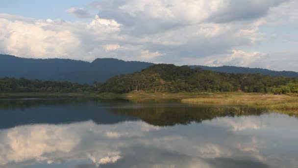 山を背景にした貯水池湖の風景 — ストック動画