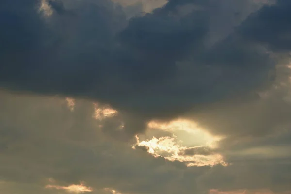Günbatımında Yayılan Bulutlar Akşam Alacakaranlık Gökyüzünde — Stok fotoğraf