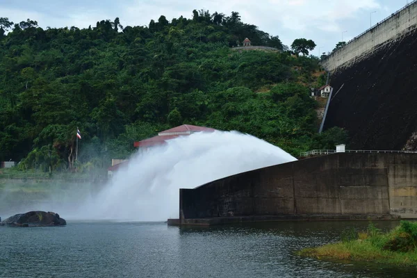 Water Splashing Floodgate Khun Dan Prakarn Chon Huge Concrete Dam — Stock Photo, Image