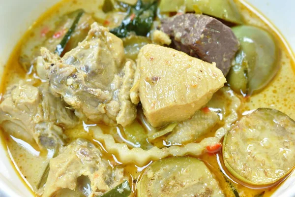 Fűszeres Főtt Csirke Padlizsánnal Kókuszos Tejben Zöld Curry Leves Tálban — Stock Fotó