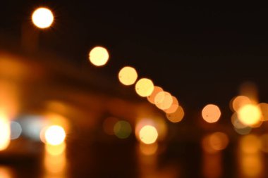 Nehir arkaplanı ve dokusu üzerindeki binanın bulanık ışığı 