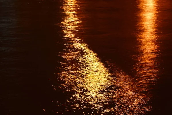 Blurry Artificial Light Pole Reflection Canal Night — Stock Photo, Image