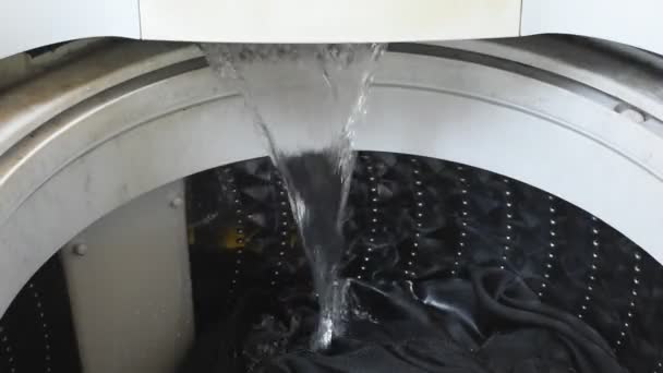 Agua Que Fluye Tela Tambor Lavadora Operado Para Lavar — Vídeo de stock