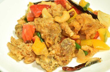 Cevizli kızarmış tavuk ve tabakta soğan.