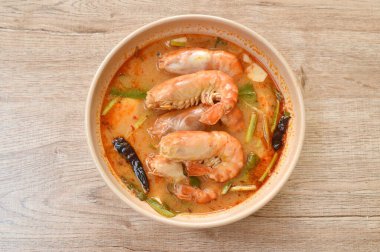 Tayland baharatlı çorbasında haşlanmış nehir karidesi ya da kasede Tom yum kung.