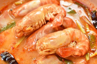 Tayland baharatlı çorbasında haşlanmış nehir karidesi ya da kasede Tom yum kung.